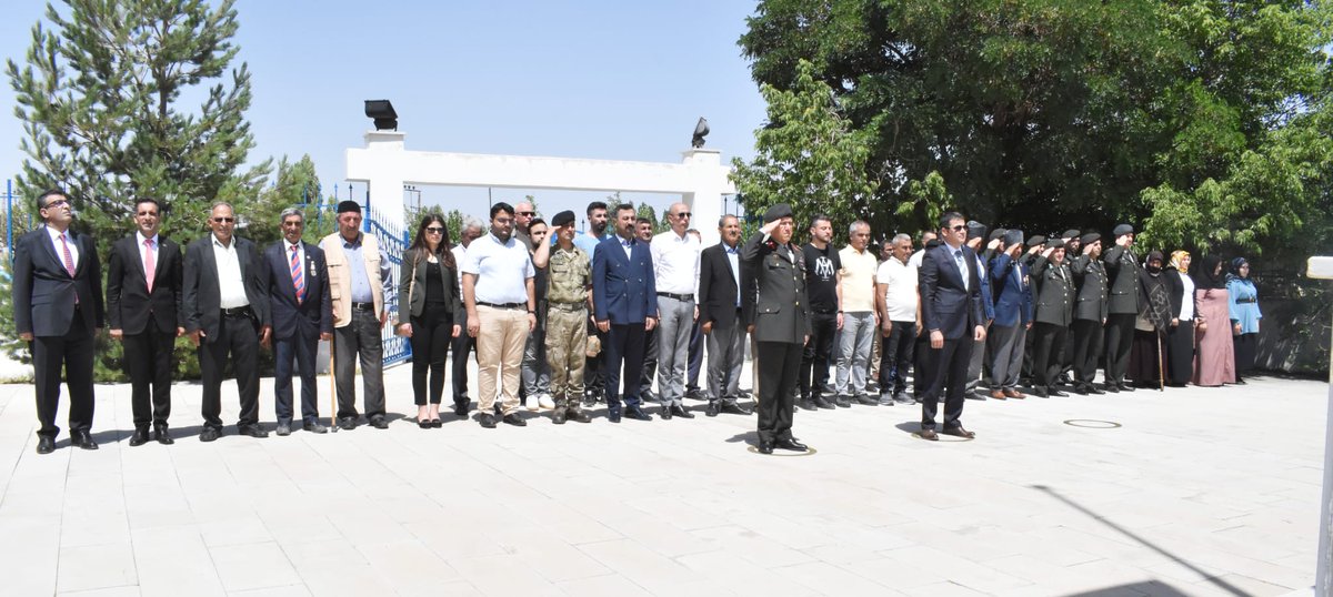 DBKaymakamligi's tweet photo. Kaymakamımız Mehmet Kemal Akpınar ve Protokol Üyelerinin katılımıyla, 15 Temmuz Demokrasi ve Milli Birlik Günü dolayısıyla Şehitlik ziyareti gerçekleştirildi. Şehitlikte, Şehitlerimize dualar edilerek, kabirlerine çiçekler bırakıldı. https://t.co/QQUWR5Uuik