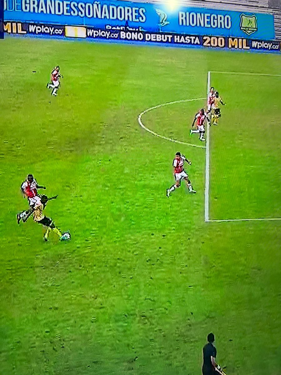 velezfutbol's tweet photo. Qué tal el VAR? Y lo manejaba el denominado mejor “VAR�� de la ⁦@CONMEBOL⁩ .. Nicolas Gallo!!! segundo gol de Aguilas frente a ⁦@SantaFe⁩ .. FUERA DE LUGAR clamoroso! Q metida de mano al bolsillo tan tenaz! Y eso q el VAR, dicen, trajo la justicia al fútbol!! ⁦ https://t.co/5N9AQFQtQW