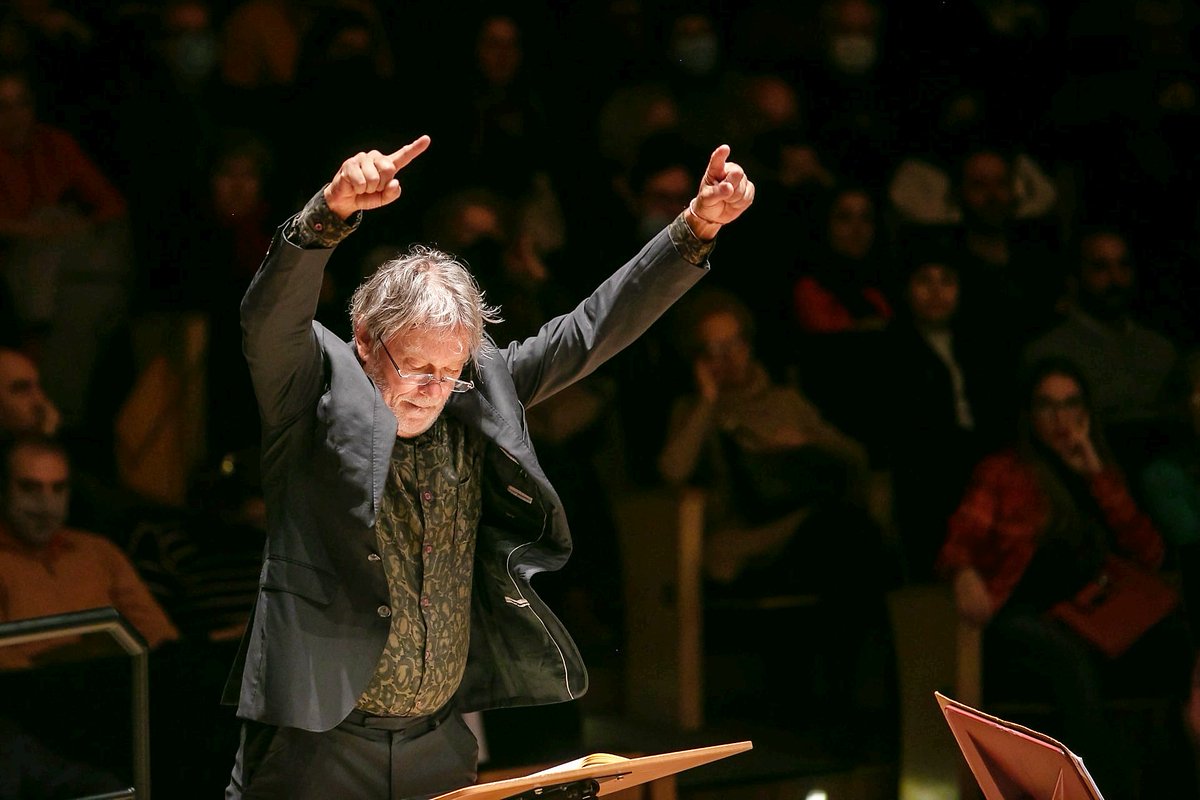 Espectacular concierto de la Sinfónica Nacional con dirección de Manfredo Kraemer, violinista experto en música de los siglos XVII y XVIII. Reseña de Viviana Aubele. Clic: martinwullich.com/manfredo-kraem…