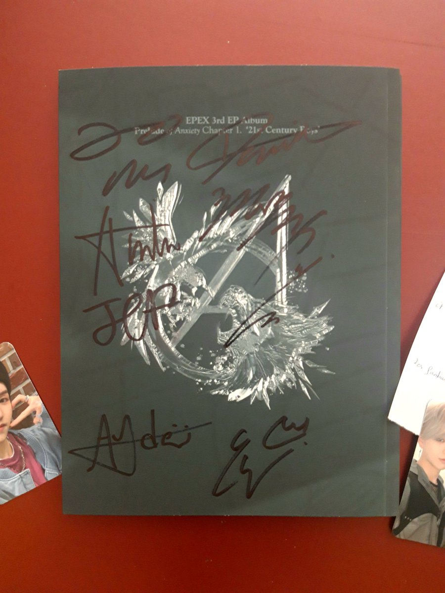 CalzonaSiro's tweet photo. Merci beaucoup aux fanbases d'Epex pour cet album dédicacé :) 
J'en prendrais soin ~
@epex_fr @MuWishFr https://t.co/tTLEQCV7Sr