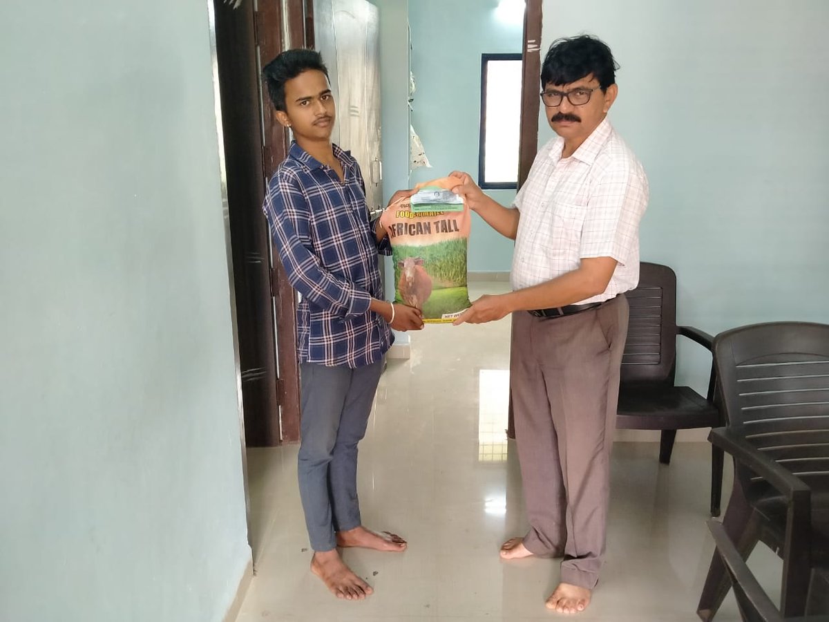 AHVS_Karnataka's tweet photo. ದಿನಾಂಕ 15/07/2022 ರಂದು, ಧಾರವಾಡ ಜಿಲ್ಲೆಯ ವಿವಿಧ ಗ್ರಾಮಗಳಲ್ಲಿ ರೈತರಿಗೆ ಮೇವು ಬೀಜದ ಮಿನಿಕಿಟ್ ಗಳನ್ನು ಡಾ.ಉಮೇಶ್ ಎನ್.ಕೊಂಡಿ, ಉಪನಿರ್ದೇಶಕರು (ಆಡಳಿತ), ಇವರ ನೇತೃತ್ವದಲ್ಲಿ ವಿತರಿಸಲಾಯಿತು.
#Dharwad #Fodderminikit https://t.co/5VezvWEmaR