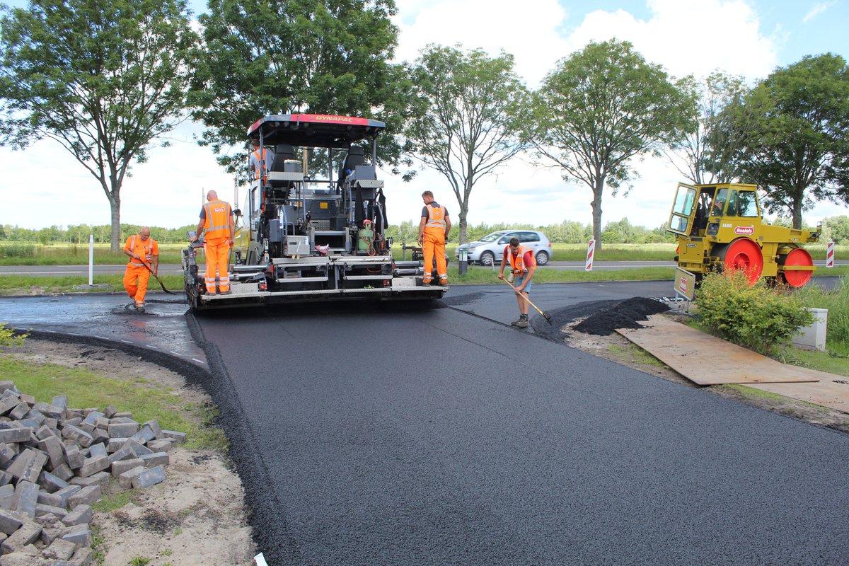 It wurk oan de paralleldyk van de #N355 sit derop! <a href="/Roelofsgroep/">Roelofs</a> bracht een nieuwe asfaltlaag aan, met daarin oude dakbedekking van supermarkt #Poiesz in Sneek. #Roof2Road maakte het materiaal geschikt om in asfalt te #hergebruiken. fryslan.frl/werkzaamheden-…