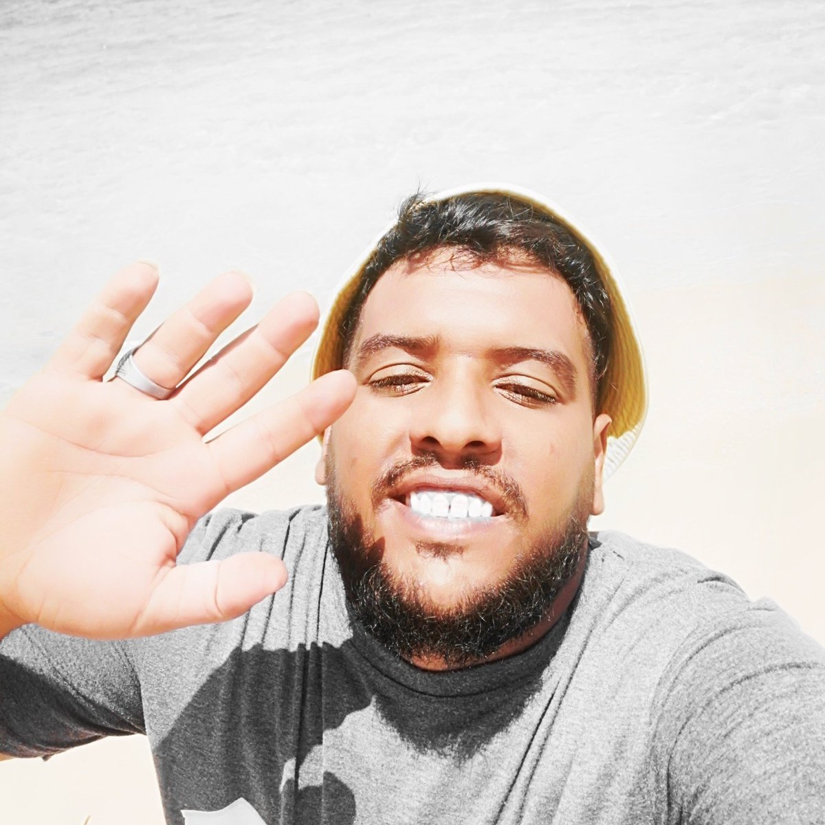 ربي اخرج من قلبي ما يؤلمني فقد خاب الظن بالكثير والظن بك لا يخيب .✋♥️
جمعتكم مباركة 🌝♥️