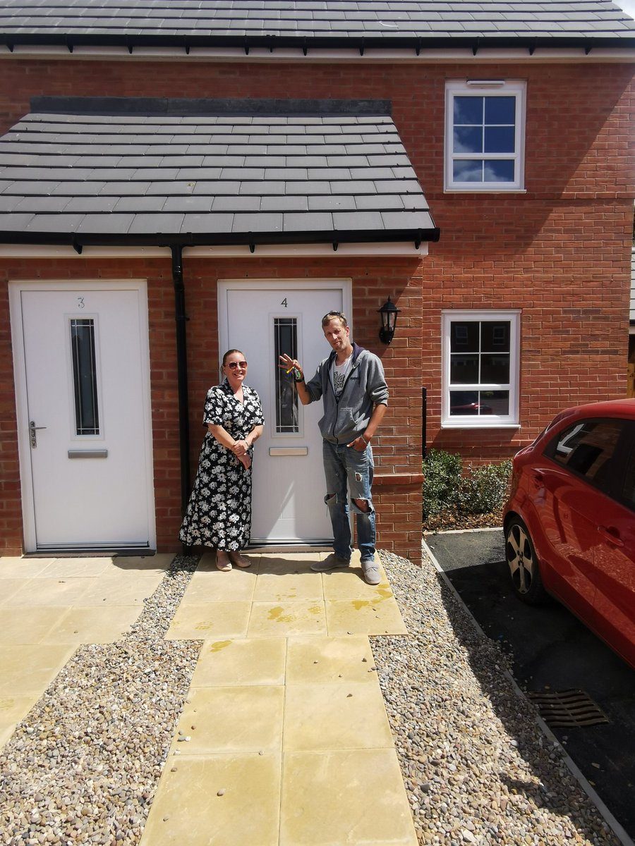 New home days are the best days 😊🏡. Helping people that are at risk of homelessness is such a rewarding part of the job.
Working in partnership with the local authority tenancy sustainment officer 👏 #preventinghomelessness
#wecare #newhome #partnershipworking <a href="/joannajocon/">Jo Connolly</a>