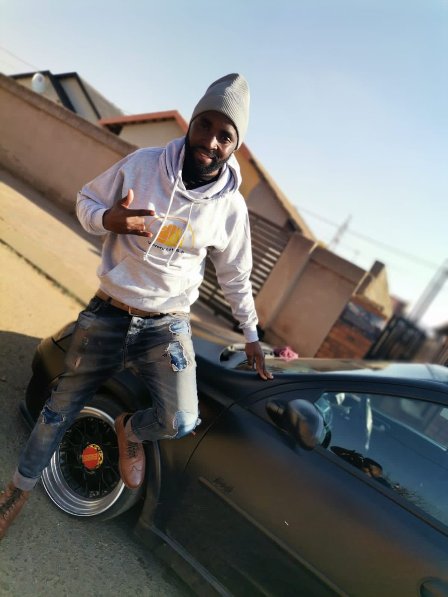mpelo_tumza's tweet photo. Hustling is not easy but we smile and try again rock your own brand or your own company uniform every Friday #SmallBusinessFriday
#VictoryLab https://t.co/yruIpHvwXs