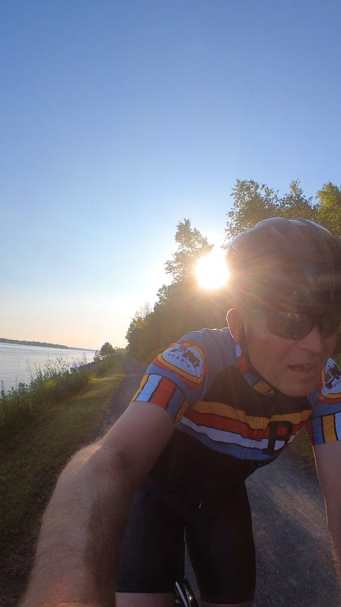 grahamr299's tweet photo. Happy Friday. River morning. Stunner out there #ottawa #cycling https://t.co/Nql3T6UOCG