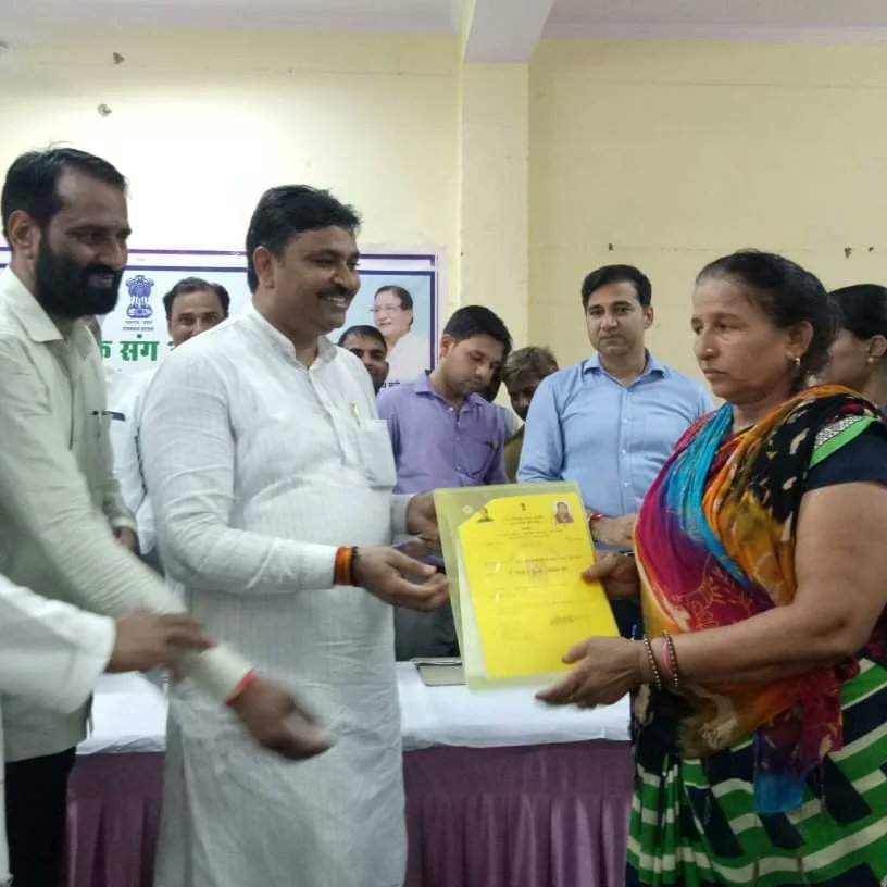 DMDCAlwar's tweet photo. सामाजिक न्याय एवं अधिकारिता मंत्री श्री टीकाराम जूली ने प्रशासन शहरों के संग अभियान के तृतीय चरण के तहत लगने वाले शिविरों का बुद्ध विहार अलवर स्थित सामुदायिक भवन में लगे शिविर में पट्टा वितरित कर शुभारंभ किया।#dmalwar@RajGovOfficial @jksoniias @DIPRRajasthan https://t.co/oxPcgXcD4z