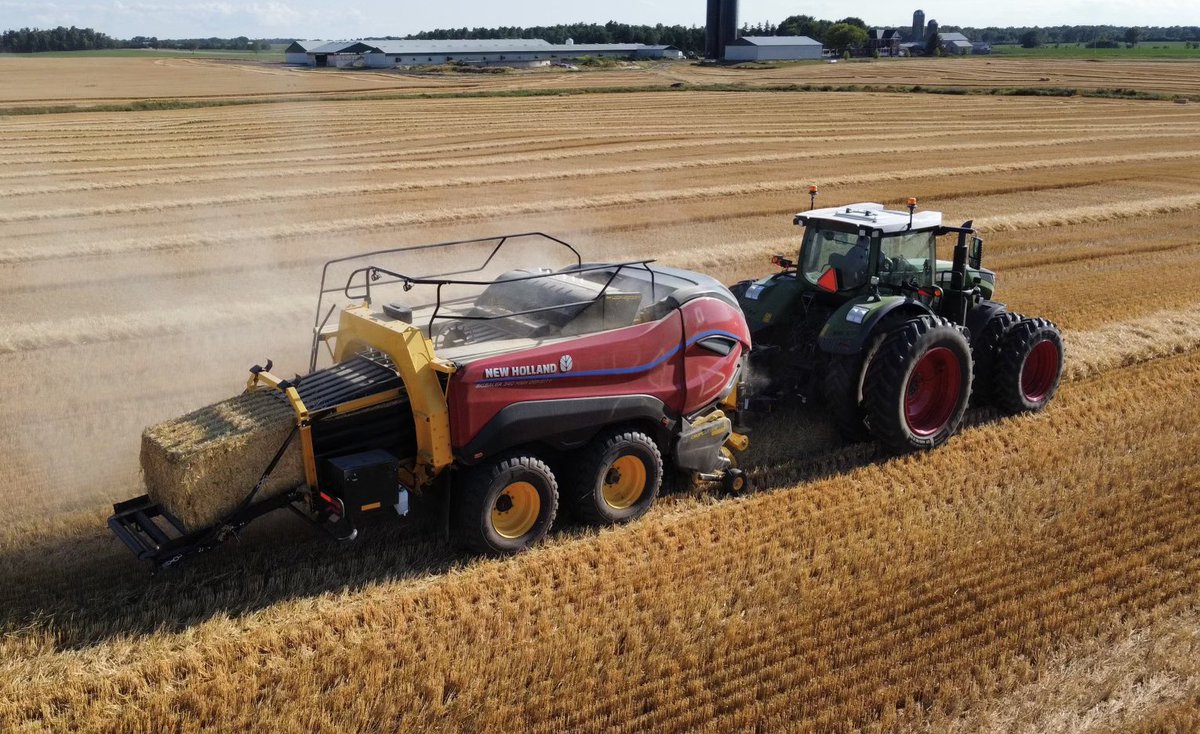 AertTyson's tweet photo. Custom baling. Near Arkona Ontario. Details below https://t.co/QHteOm5a6A
