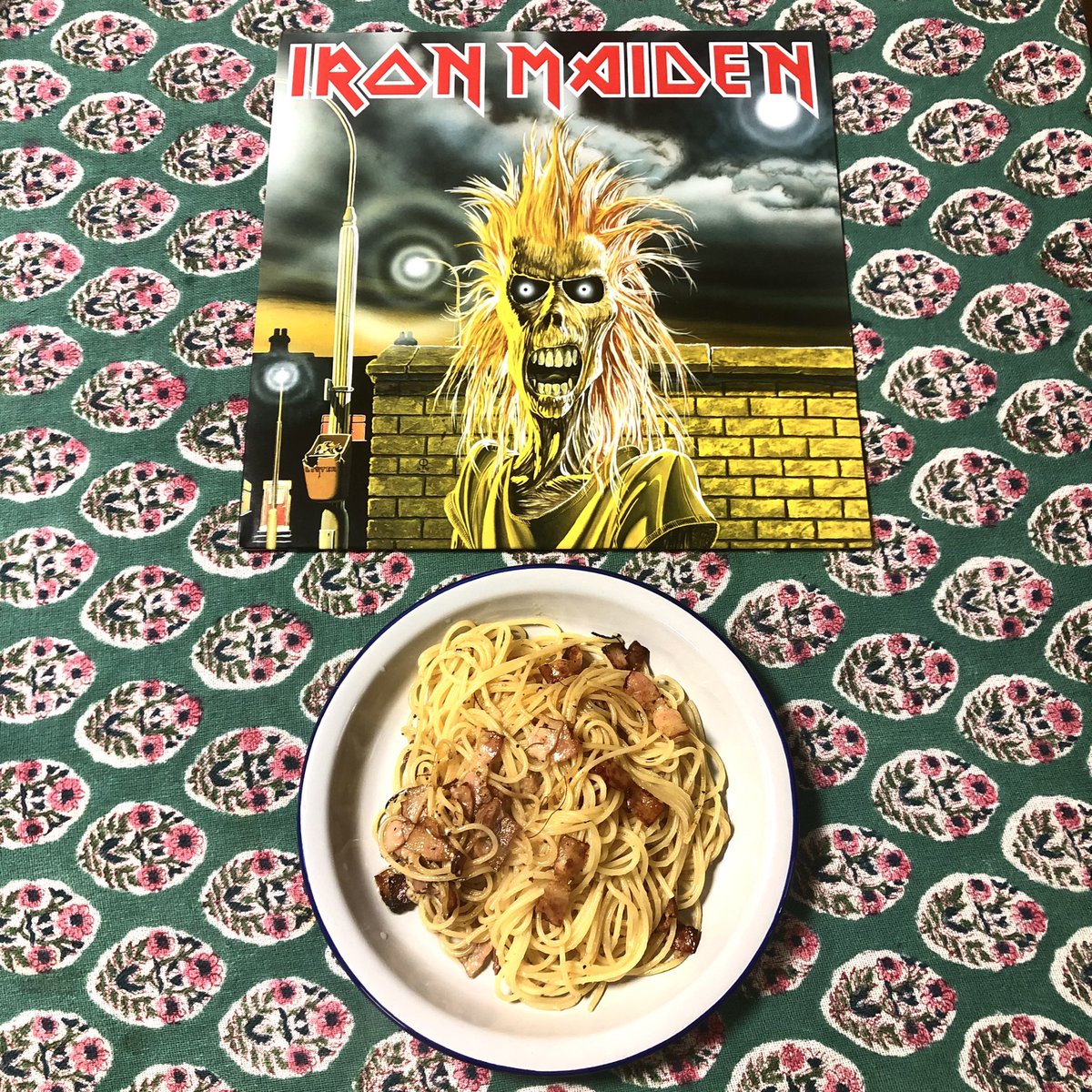 kentiejazz's tweet photo. Iron Maidenの1stを聴かせて作った伊丹十三のコラムで知ったアーリオオーリオが完成しました。
ハードからメタルへ舵を切ったバンドではなく始めからメタルだったのがメイデン。非常にシンプルなパスタの味付けと同じくシンプルだけじゃない初期メイデンの魅力が俺はすきです。
#heavymetalcooking https://t.co/UKsBbPaWnG