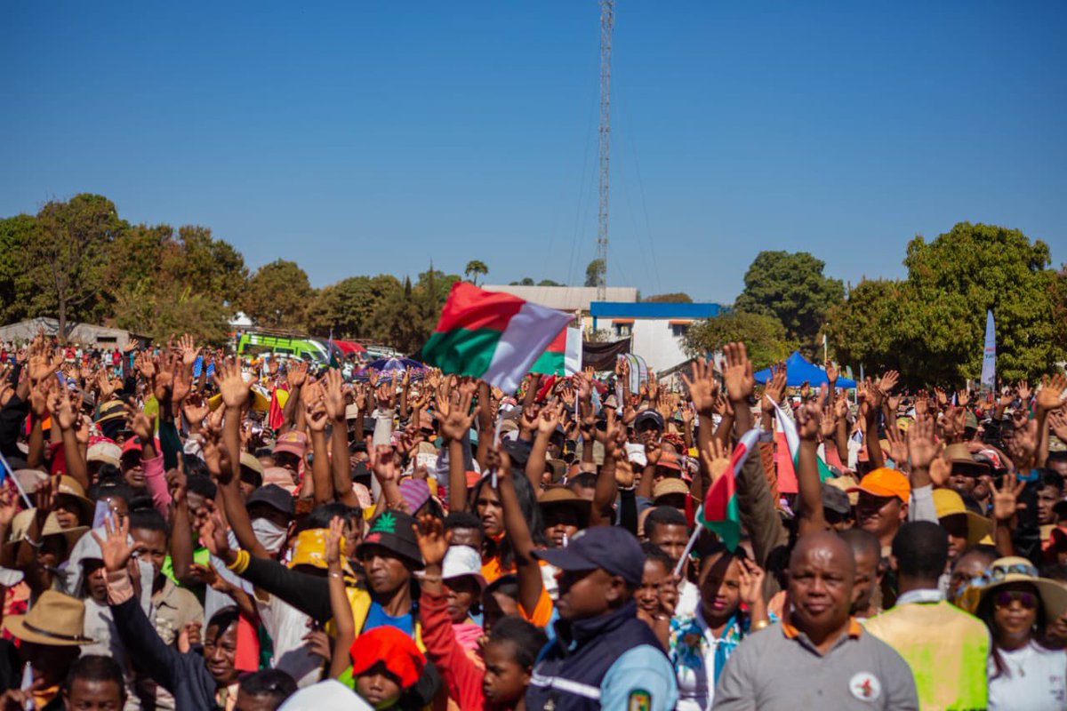 MUwanyiligira's tweet photo. Félicitations @SE_Rajoelina @NtsayC @MATP_GOV_MG pour la distribution de 163,000 certificats fonciers. Une journée mémorable pour de nombreux Malagasy qui obtiennent un certificat foncier à la même valeur qu’un titre foncier. @WB_Madagascar poursuit son soutien à travers #CASEF https://t.co/Ui9gW3aOiV