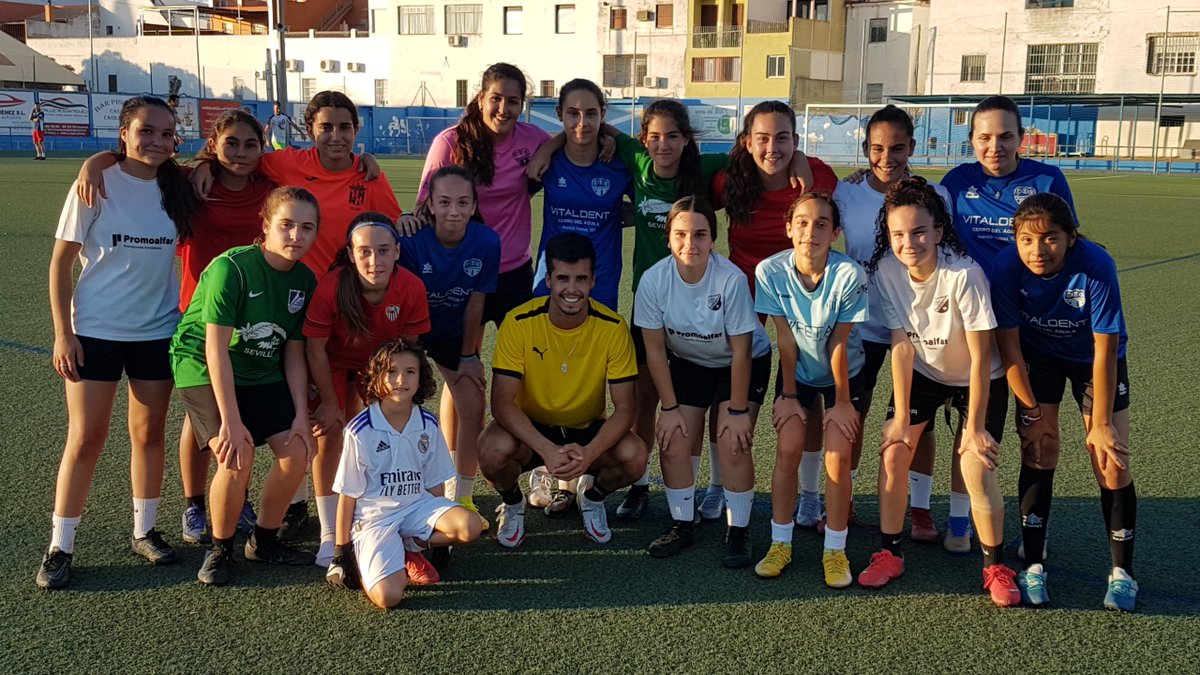 Ayer dímos x finalizadas nuestras sesiones de tecnificación. Agradecer el esfuerzo de las chicas, la colaboración y predisposición de <a href="/JoseBerrio3/">Jose Enrique Berrio</a> para llevar a cabo la idea, así como, el compromiso y facilidades dadas por <a href="/Josegeniz7/"></a> para fomentar el fútbol femenino en La Algaba