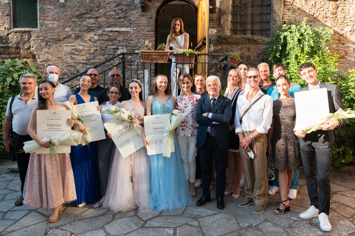 OperaRoma's tweet photo. Alcuni momenti della consegna dei diplomi agli Allievi della Scuola di Danza con la direttrice #LauraComi, alla presenza del sovrintendente @f_giambrone.
In bocca al lupo ai nostri giovani tersicorei per un futuro luminoso!
#operaroma #ScuoladiDanza
ph. Fabrizio Sansoni / TOR https://t.co/qlTPD6H3Ee