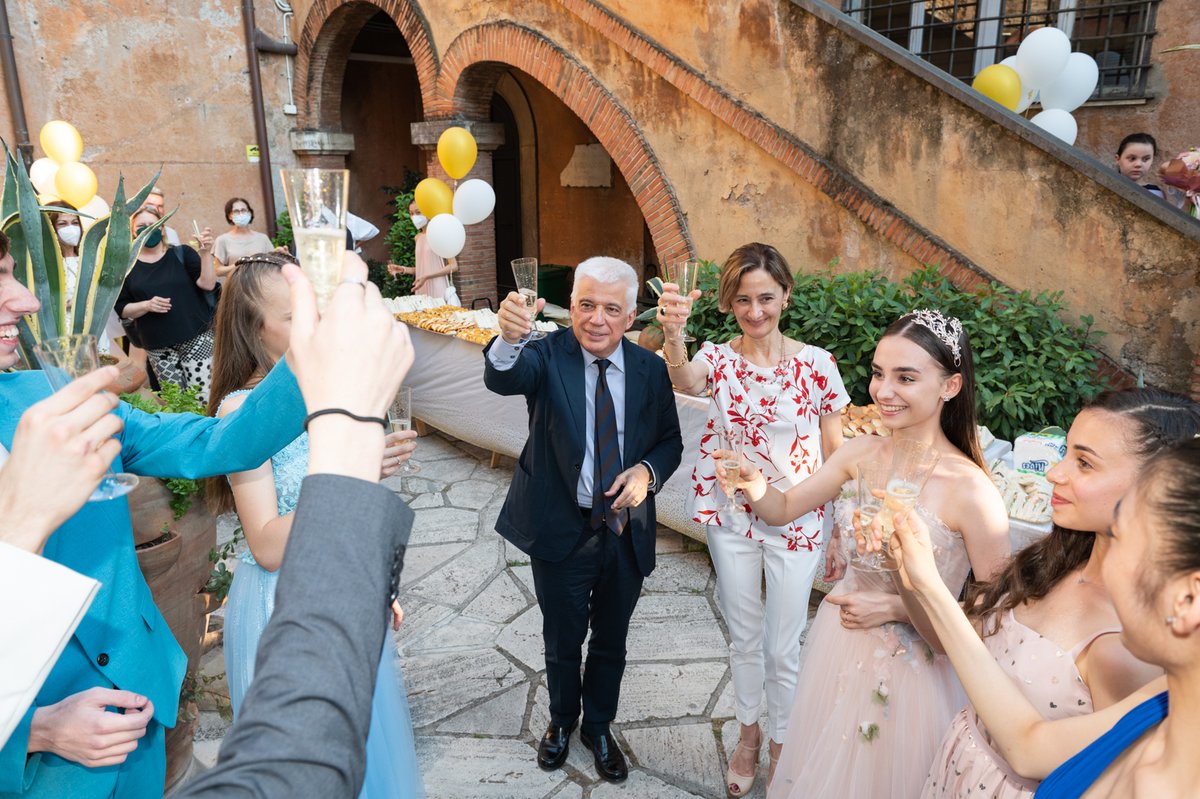 OperaRoma's tweet photo. Alcuni momenti della consegna dei diplomi agli Allievi della Scuola di Danza con la direttrice #LauraComi, alla presenza del sovrintendente @f_giambrone.
In bocca al lupo ai nostri giovani tersicorei per un futuro luminoso!
#operaroma #ScuoladiDanza
ph. Fabrizio Sansoni / TOR https://t.co/qlTPD6H3Ee