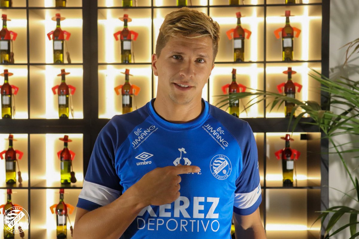 XerezDFC's tweet photo. 🔵 Esta mañana se ha presentado a @GianSimeone como nuevo futbolista del #XerezDFC en las instalaciones de @bodegastiopepe

👕 El argentino además ha presentado la camiseta que usaremos en la pretemporada

🔊 Nuestro agradecimiento a @sonijerez por la instalación de la megafonía https://t.co/Mcz8SnVAoD
