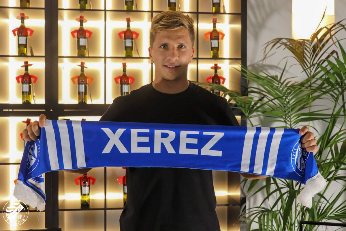 XerezDFC's tweet photo. 🔵 Esta mañana se ha presentado a @GianSimeone como nuevo futbolista del #XerezDFC en las instalaciones de @bodegastiopepe

👕 El argentino además ha presentado la camiseta que usaremos en la pretemporada

🔊 Nuestro agradecimiento a @sonijerez por la instalación de la megafonía https://t.co/Mcz8SnVAoD