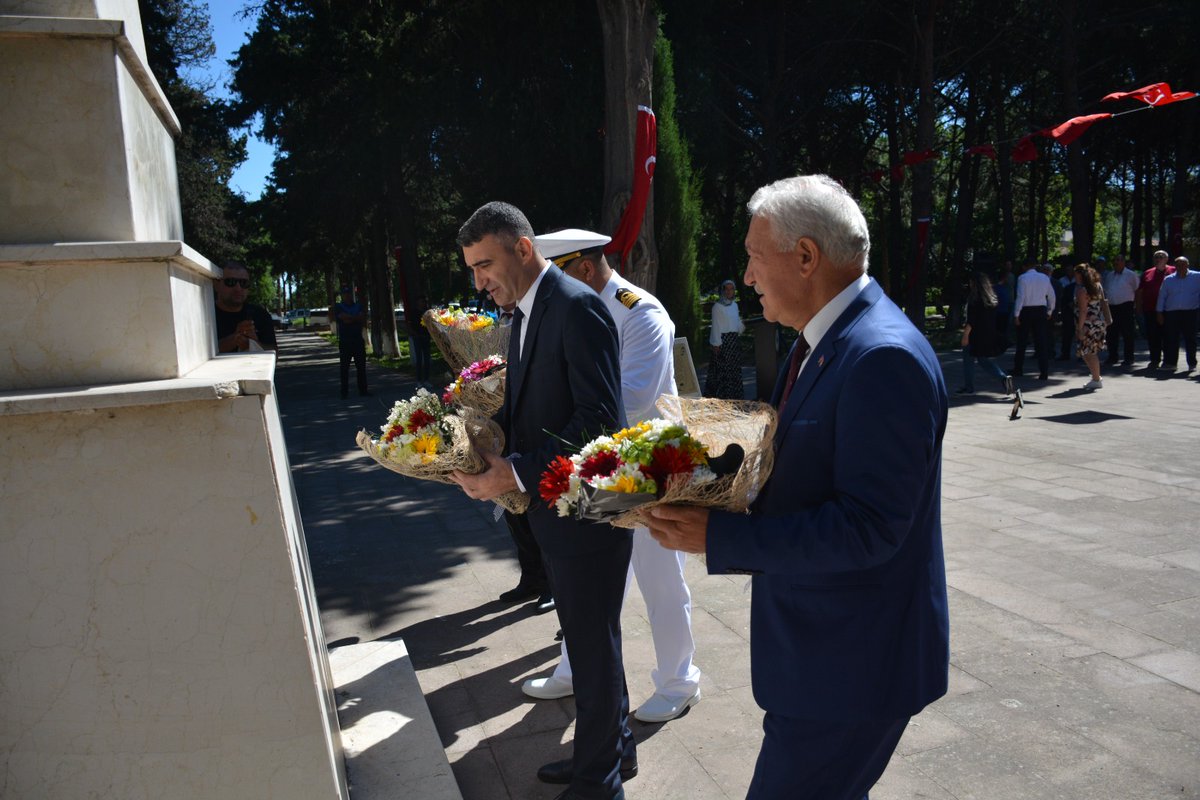 TC_Lapseki's tweet photo. LAPSEKİ ŞEHİTLİĞİ ve ÇARDAK ŞEHİTLİKLERİNDE ANMA PROGRAMI GERÇEKLEŞTİRİLDİ. 🇹🇷 #15TEMMUZ
15 Temmuz Demokrasi ve Milli Birlik Günü etkinlikleri kapsamında ilçemiz Lapseki Şehitliği ile Çardak Beldesi Şehitliklerinde anma programları gerçekleştirildi. https://t.co/o81aLldnAd
