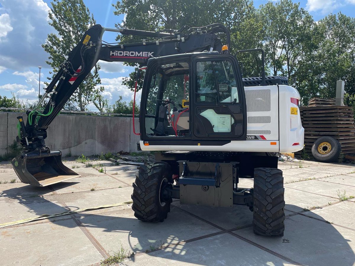 Hoftechniek's tweet photo. Wat is hij mooi, dit moeten we met jullie delen. Wilt u hem in het echt zien / proberen ? https://t.co/F1mJ1I9kdM #gww #infra #recycling #machineverhuur #graafmachine https://t.co/tMzskB4cW7