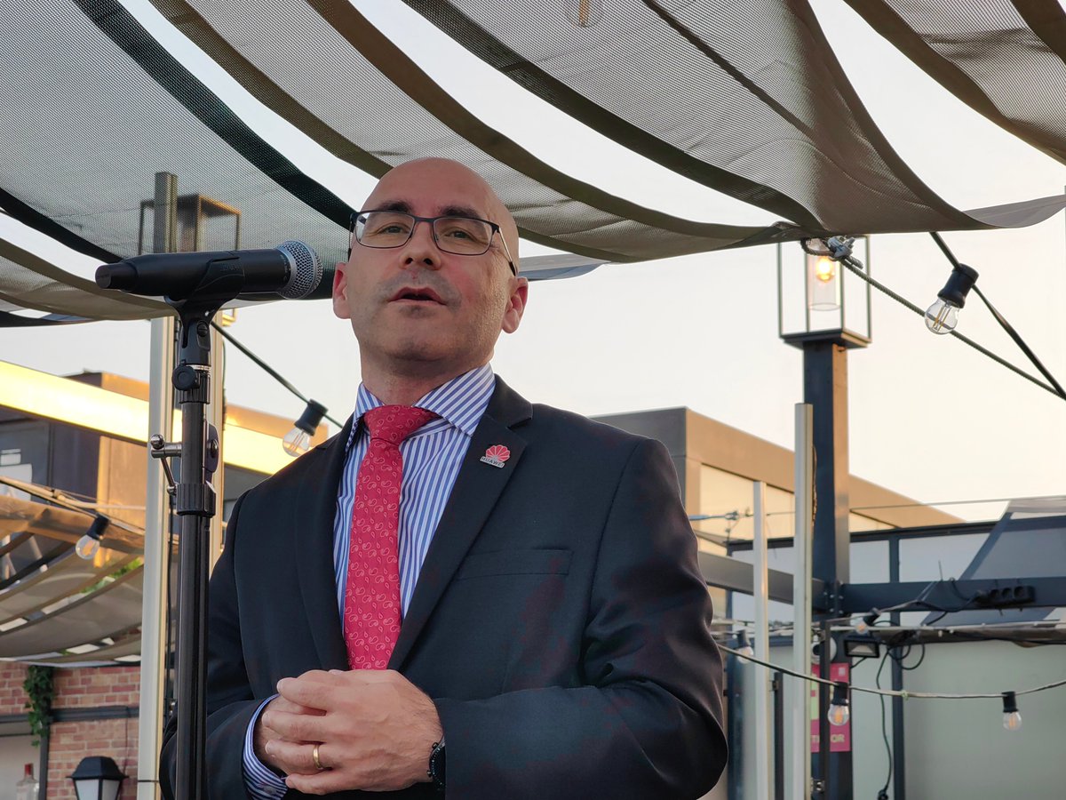 HuaweiSpain's tweet photo. Ayer se celebró el 10º Aniversario de @UNEFotovoltaica. En el marco del evento, @BoludaDaniel, nuestro director de Digital Power España, reiteró nuestra voluntad de contribuir a la #transiciónenergética del país, impulsando así un futuro más eficiente y sostenible para todos ☀ https://t.co/UhZ5PQVdFM