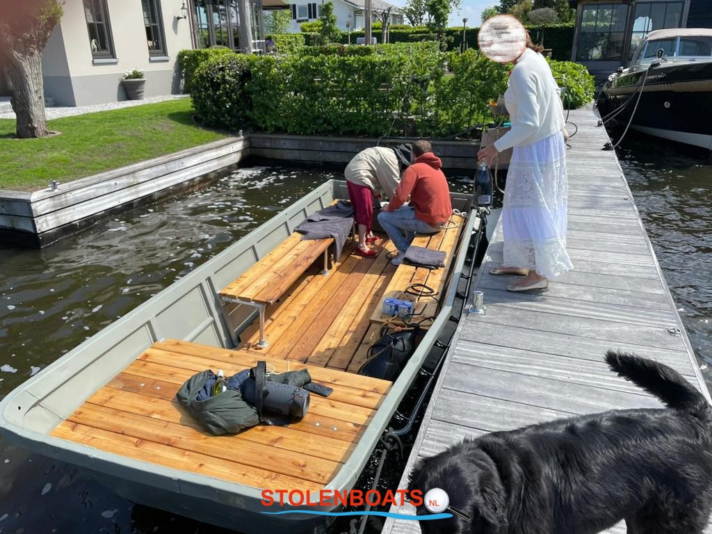 stolenboats's tweet photo. #Gestolen in #Amsterdam tussen 7 juli en 12 juli: Olijfgroene/grijze open boot, Franse leger ponton genaamd "SODEJU", met Cedar houten vloer en banken, 15pk Mercury buitenboordmotor met 9,9pk stickers op de kap. Meer info: https://t.co/JAFACmvaXj #gestolenboot #stolenboats https://t.co/l9450u2PPO