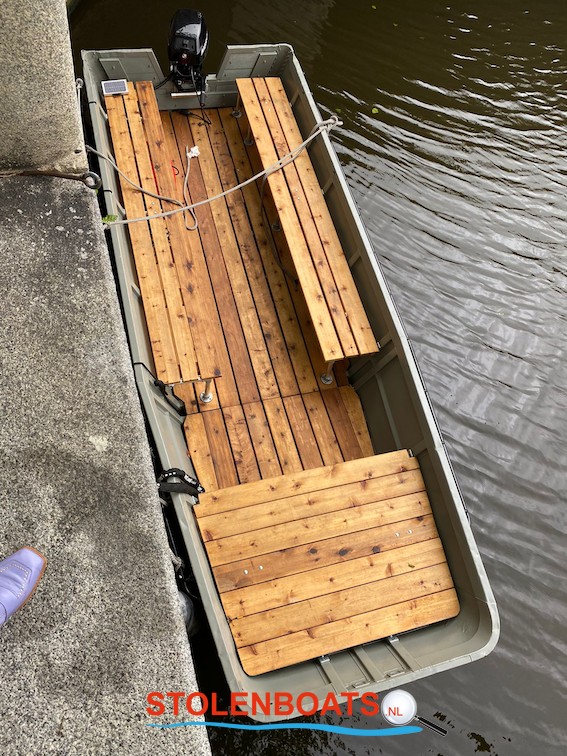 stolenboats's tweet photo. #Gestolen in #Amsterdam tussen 7 juli en 12 juli: Olijfgroene/grijze open boot, Franse leger ponton genaamd "SODEJU", met Cedar houten vloer en banken, 15pk Mercury buitenboordmotor met 9,9pk stickers op de kap. Meer info: https://t.co/JAFACmvaXj #gestolenboot #stolenboats https://t.co/l9450u2PPO