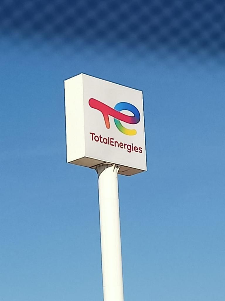 توتال ترفع شعار المثليين على محطاتها، فعلى كل حر شريف يغار على دينه واخلاقه وعائلته ان يقاطع محطات وكل منتجات هذه الشركة الخبيثه..
#مليونية_ضد_التطبيع