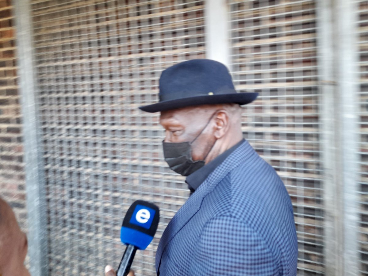 ntwaagae's tweet photo. #Alexshooting Minister Bheki Cele has promised to address the media about the shooting spree that claimed five lives and left five others injured in Alexandra on Thursday night. Premier Makhura has promised that the wanted suspects will be arrested on Friday @TeamNews24 https://t.co/fWpKzkvg11