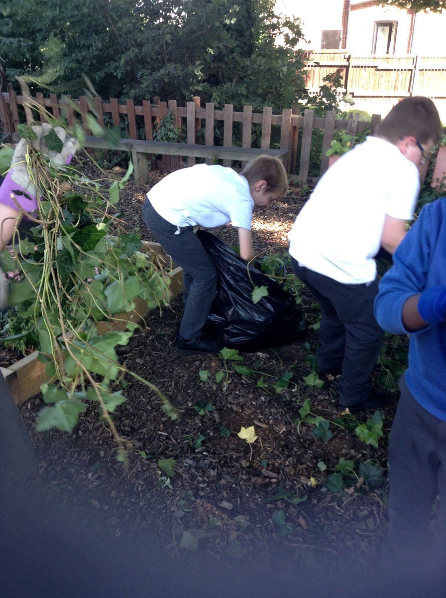 FlanshawJIN's tweet photo. In Gardening club this week we finished weeding, tidying and watering the Welcome garden in preparation for future planting. Mrs Ford would like to thank the children for their hard work and enthusiasm during this yearβs Gardening gang sessions. #activeants #ecowarriors https://t.co/JO2CQvEHCe