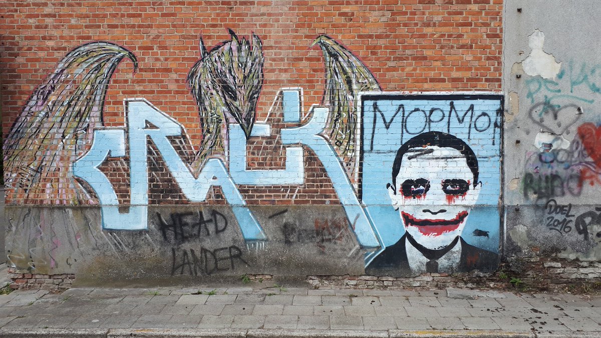 Mooie, lelijke, ontroerende, snoeiharde, boze, lieve graffiti op de vele dichtgespijkerde woningen in Doel.
<a href="/studio_pogo/">Studio Pogo</a>