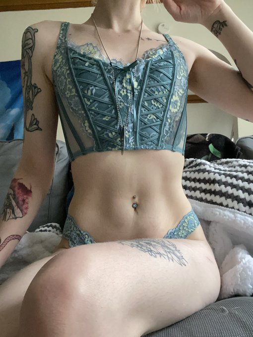 Not to flex but ahhhh this >>> #femboy https://t.co/A84SkiKSaG<a href="/tag/femboy"class="tags">#femboy</a>