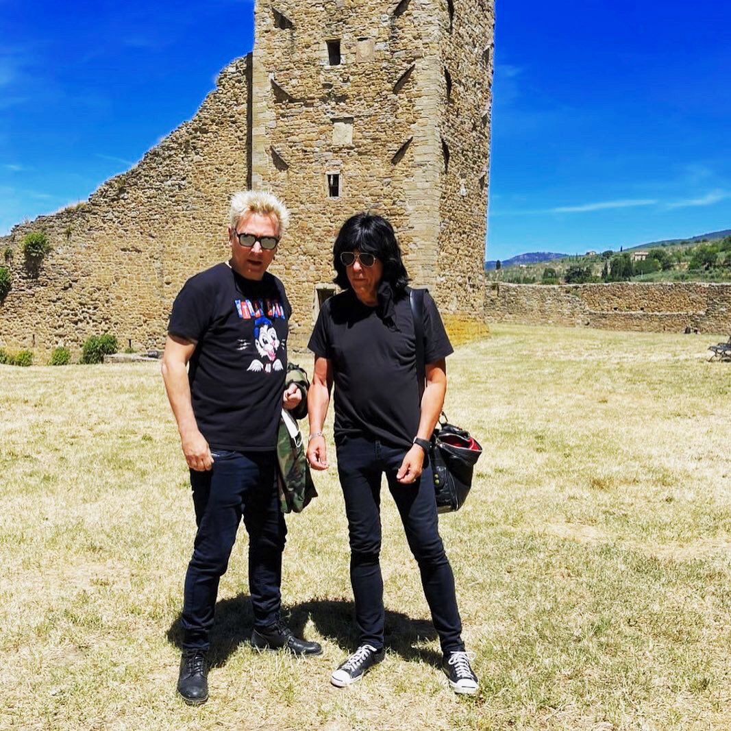 Happy birthday bro’🇺🇸 <a href="/MarkyRamone/">Marky Ramone</a> Poi a <a href="/RevolverShow/">Revolver Rock Show</a> ricorderemo #Johnnythunders &amp; #iancurtis Fuori il volume per <a href="/VirginRadioIT/">Virgin Radio Italy</a> Whatsapp al 3424141411 #Revolver #Djringo 🏴‍☠️🎧