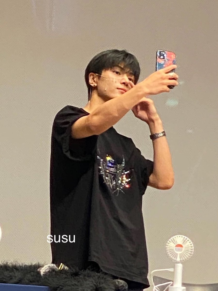 0420MEDIA's tweet photo. jay taking a selca with his face chain🫂😞 https://t.co/FWd5Kowm6M