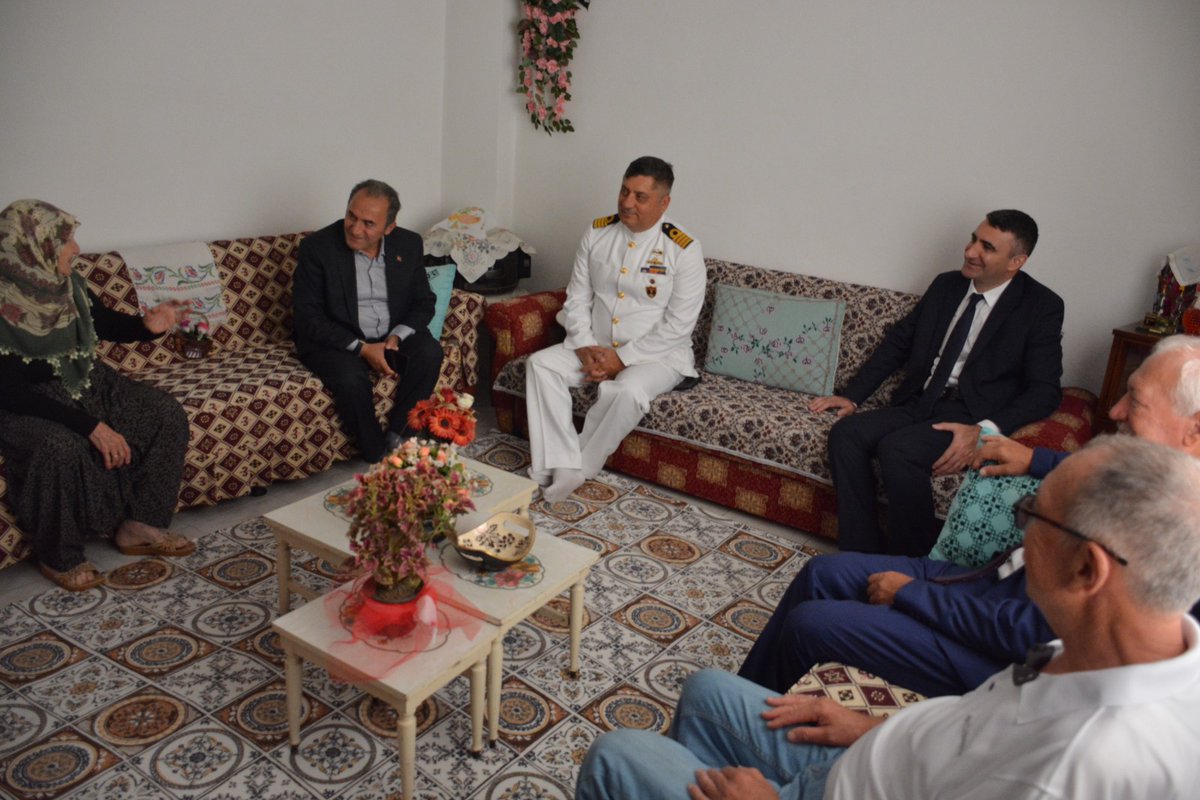 TC_Lapseki's tweet photo. Kaymakamımız Sayın Dr. Fatih ÇELİKKAYA,Garnizon Komutanı Deniz Albay Sayın Ömer KARAKAŞ,Belediye Başkanımız Sayın Eyüp YILMAZ,Sosyal Yard. Vakfı Müd.Sayın Ayhan GÜLER,Belediye Başkan Yard.Necdet ÇELİK,Şehidimiz Astsubay Çavuş Hakan Şahin'in anneleri Halime SALTAN'ı ziyaret etti. https://t.co/PJuDG1TqlG