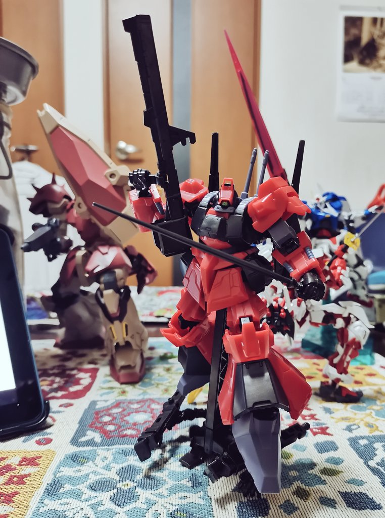 karupapa's tweet image. 完成。
スジボリとか入ってて、情報量増えてて当時とはちょっと違うデザイン？
でもパーツの繋ぎ目うまく融合してて納得…イイっ！
しかも工夫した台座付き(^_^;)

…この戦いも気になる。
#GFRAME
#FA02
#リックディアス
#クワトロバジーナ
#アストレイ
#ダブルオーライザー