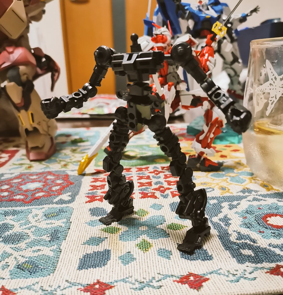 karupapa's tweet image. 完成。
スジボリとか入ってて、情報量増えてて当時とはちょっと違うデザイン？
でもパーツの繋ぎ目うまく融合してて納得…イイっ！
しかも工夫した台座付き(^_^;)

…この戦いも気になる。
#GFRAME
#FA02
#リックディアス
#クワトロバジーナ
#アストレイ
#ダブルオーライザー