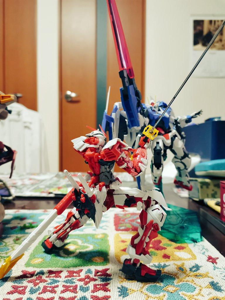 karupapa's tweet image. 完成。
スジボリとか入ってて、情報量増えてて当時とはちょっと違うデザイン？
でもパーツの繋ぎ目うまく融合してて納得…イイっ！
しかも工夫した台座付き(^_^;)

…この戦いも気になる。
#GFRAME
#FA02
#リックディアス
#クワトロバジーナ
#アストレイ
#ダブルオーライザー