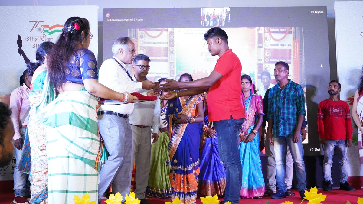 copper_ltd's tweet photo. Shri Sanjay Panjiyar, D(OP), HCL, along with his better half, Smt. Sunita Panjiyar handed over Copper to the artisans of Kuilisuta village and the women representatives from Self Help Groups of the region were felicitated. #AzadiKaAmritMahotsav https://t.co/38E6bozpSt