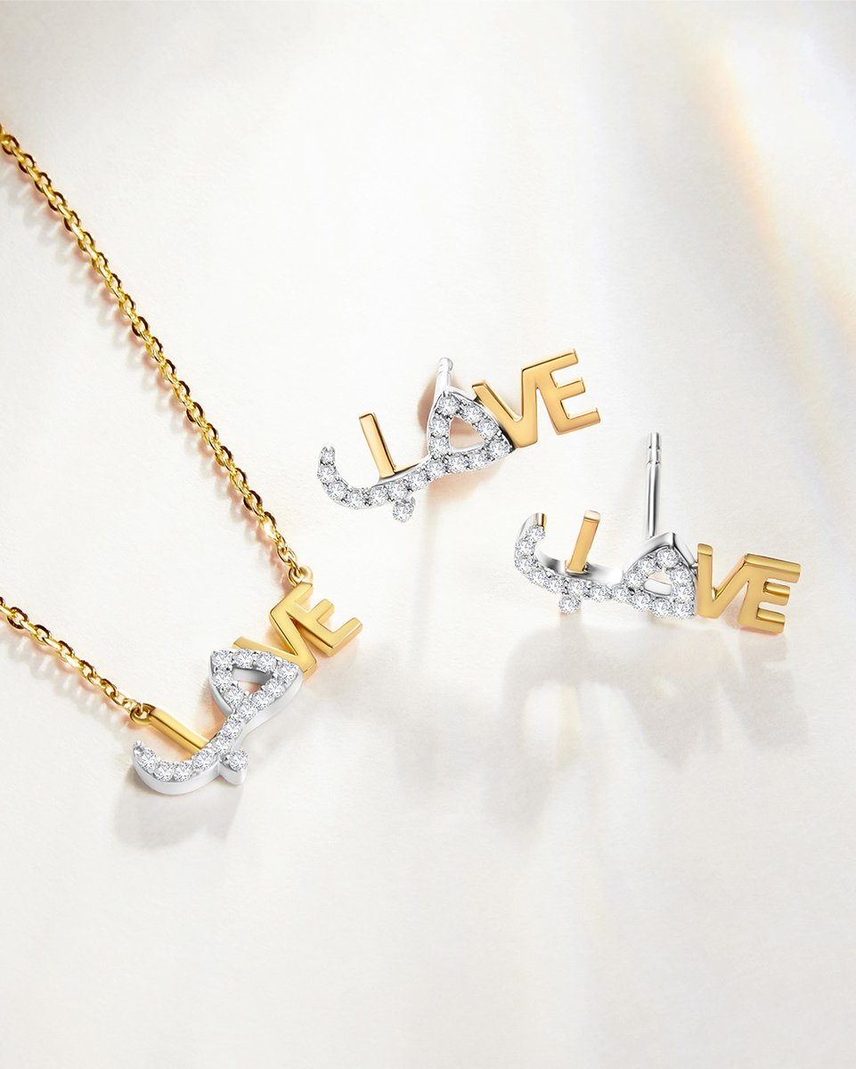 DamasJewellery's tweet photo. ูุงู
ุช ุฏุงู
ุงุณ ุจุงูุชุนุงูู ู
ุน ูุงุฏูู ูุงูุตูุ ู
ุตู
ู
ุฉ ุงูู
ุฌููุฑุงุช ุงูุนุฑุจูุฉุ ุงูุชู ูุงู
ุช ุจุชุฑุฌู
ุฉ ุนุดููุง ููุบุฉ ุงูุนุฑุจูุฉ ุจุชุตุงู
ูู
ู
ุจุชูุฑุฉ ูู ู
ุฌู
ูุนุฉ "ุงูุฃู
ู" ุงูุฌุฏูุฏุฉุ ููู
ุชุฏู
ุฌ ุงููุบุงุช ูุญุณุจุ ุจู ุงูุซูุงูุงุช ุฃูุถูุงุ
Permit No: PRHCE-000039581
#KeyOfHope #DamasXNadineKanso #DamasJewellery #BilarabiXDamas https://t.co/gmkz6wgTgo