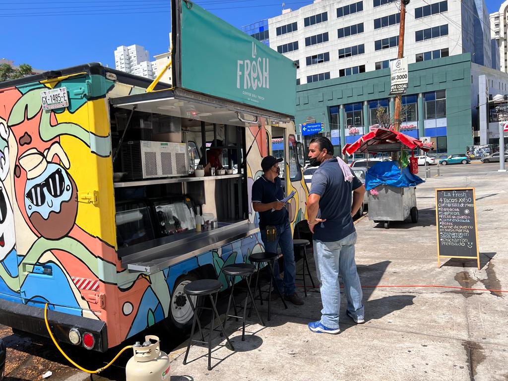 AcCostaazul's tweet photo. ATENCIÓN ‼️ Retiro voluntario, de lo contrarío removidos y multas económicas a los #foodtruck y camiones que invaden de manera irregular nuestras calles de #costaazul #Acapulco 
El llamado a la unión y reordenamiento que mejore aspecto, salubridad e higiene.

#enequipoesmejor https://t.co/0hGFyvzKSe