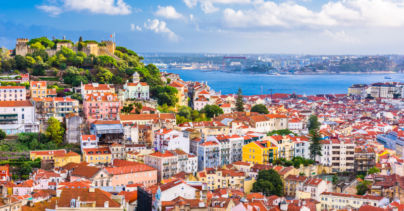 euronewstravel's tweet photo. Many of us dream about upping sticks and starting a new life in a foreign country.

And if you’re considering making that dream a reality, here are the best (and worst) countries to move to 🧵