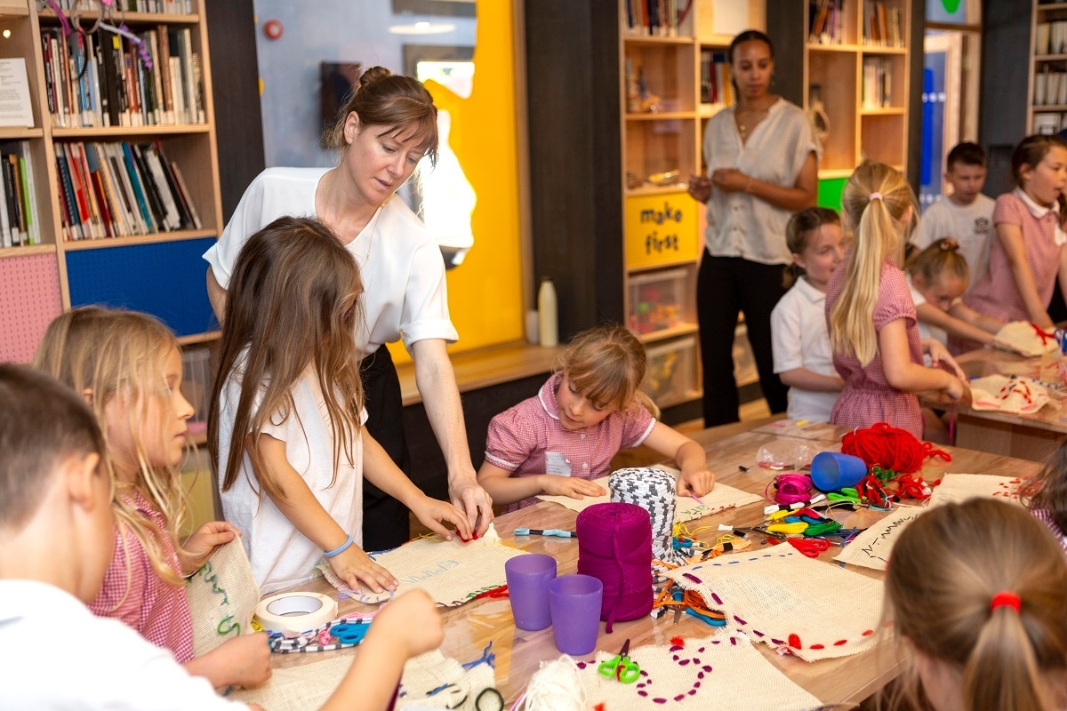 IslingtonLife's tweet photo. Pupils from City of London Primary Academy Islington explore the new @CraftsCouncilUK exhibition Craft School and enjoy an embroidery activity with artist Woo Jin Joo as part of this weekβs #11by11festival for Islington Schools
https://t.co/hjLUZOaUgX https://t.co/RjyDqpYdgt