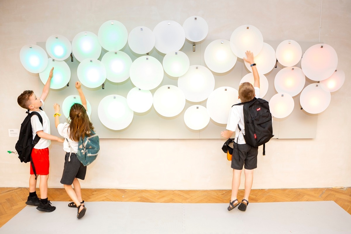 IslingtonLife's tweet photo. Pupils from City of London Primary Academy Islington explore the new @CraftsCouncilUK exhibition Craft School and enjoy an embroidery activity with artist Woo Jin Joo as part of this weekβs #11by11festival for Islington Schools
https://t.co/hjLUZOaUgX https://t.co/RjyDqpYdgt
