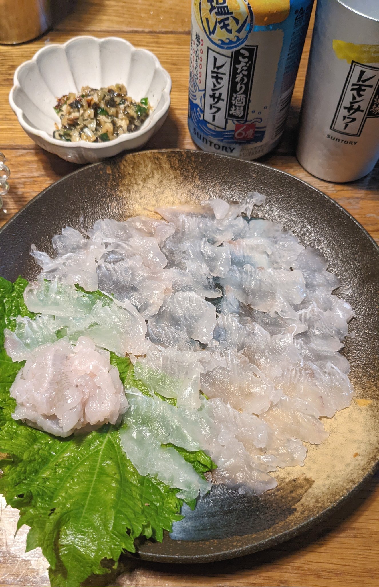 تويتر Reo على تويتر 貴重なヒラメ ありがたくいただいてます なっちゃんお得意の薄造りはママノータッチ 私がやるより断然薄い ママはなっちゃんの大好物 アラの煮付けを担当 肝も入れちゃいます そしてこれはマスト ヒラメの皮のニンニク炒め