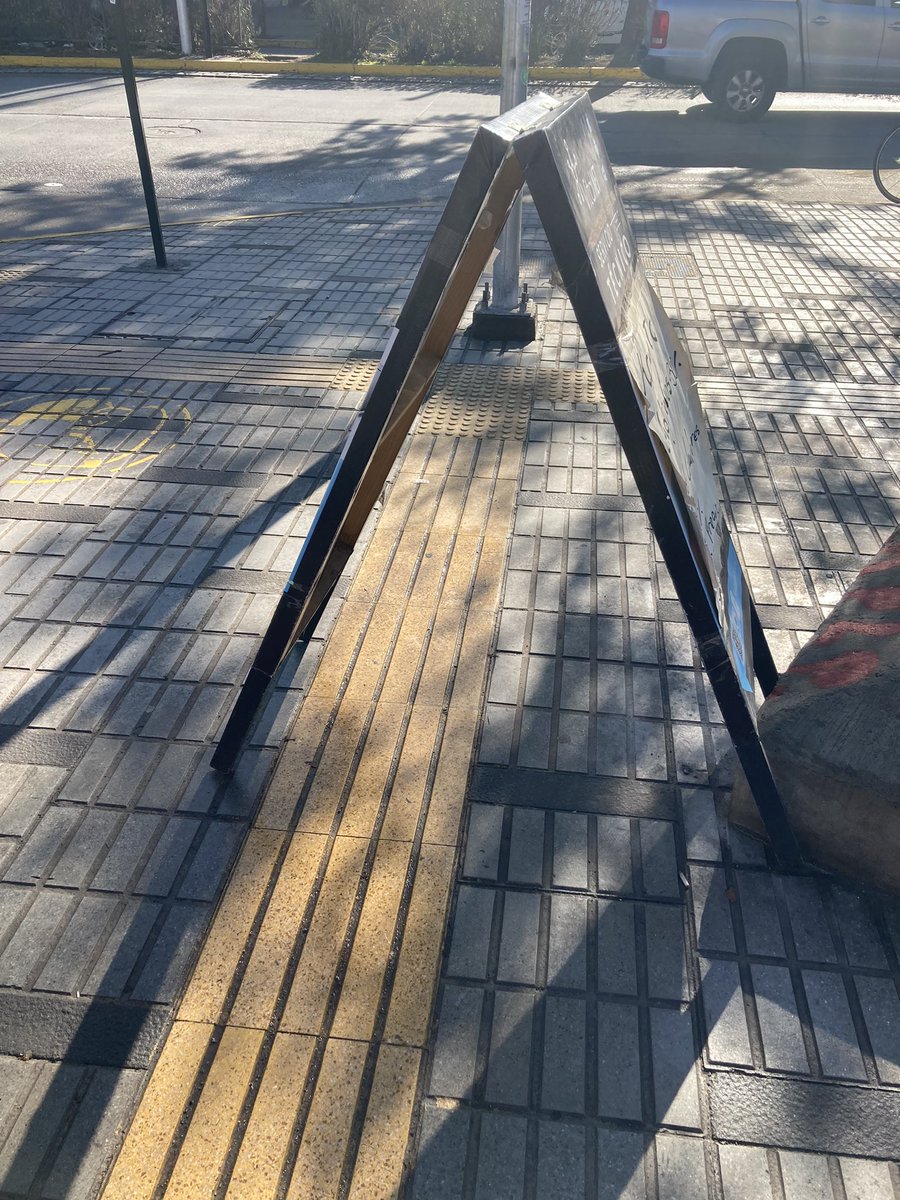 ClaudiagerickeG's tweet image. Querido mundo twitter. Ayúdenme a difundir que las huellas podo táctiles  que están en el interior y exterior de algunos de las estaciones del metro de Santiago son fundamentales para la orientación de las personas con discapacidad visual. No hay que obstruirlas.!
