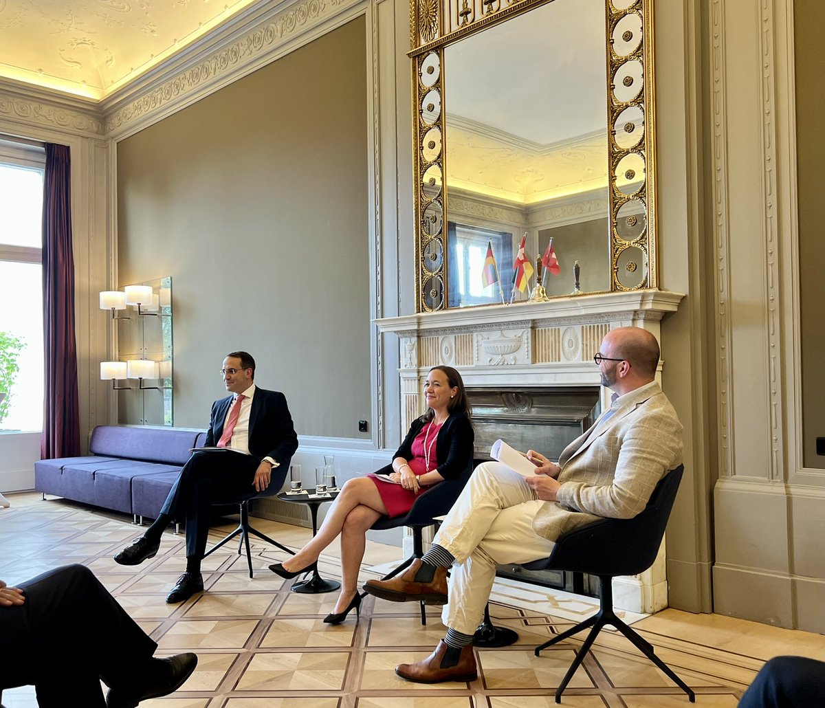 CHBotschaftDE's tweet photo. Gestern hatten wir eine spannende Diskussion zum Thema🇨🇭🇩🇪🇪🇺 in der Residenz
Nach einem Eingangsstatement des Gesandten D. Cavalleri &amp; G. Nocko v. @demokratieghst diskutierte Botschaftsrätin I. Gomez mit @Maeser v. @Der_BDI unter Moderation v. @Maximilian_Benz Vielen Dank an alle https://t.co/R71mFWBwsb