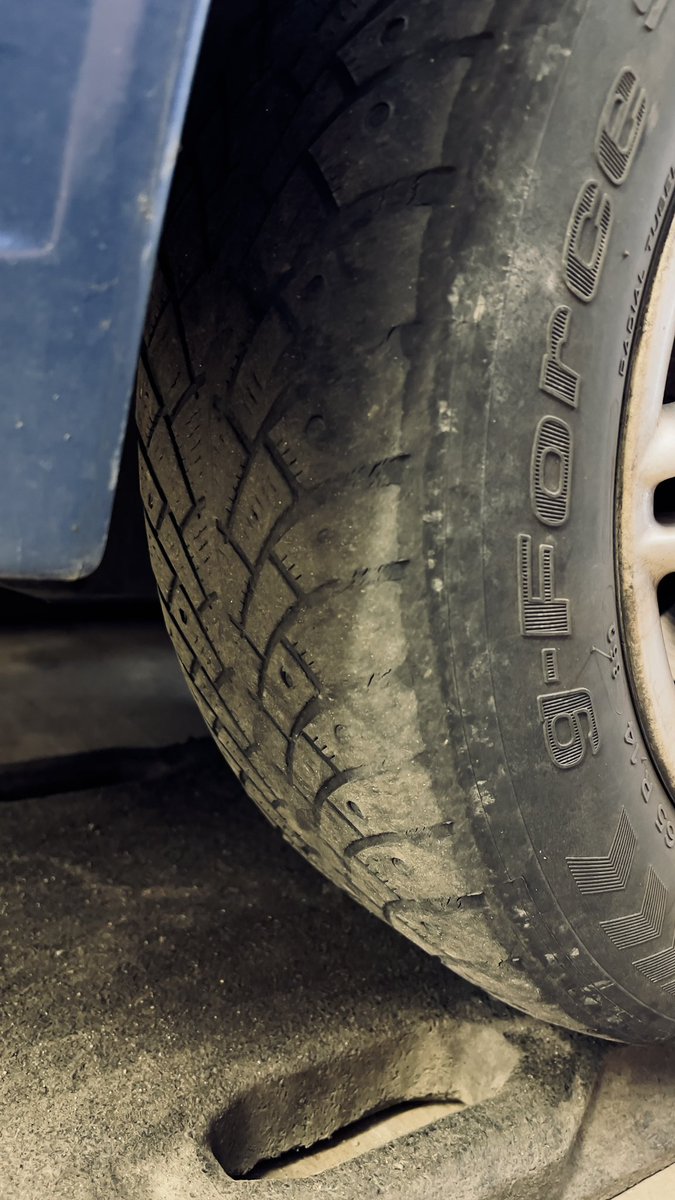 Näillä renkailla on autoilija X ajellut liikenteessä alkukesän - eikä ole valitettavasti ainut. 🫣 
#loppuunajetut #renkaat #vesiliirto