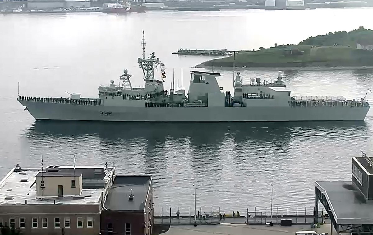 WarshipCam's tweet photo. HMCS Montreal (FFH 336) and HMCS Halifax (FFH 330) Halifax-class frigates coming into Halifax, Nova Scotia after deployment - July 15, 2022 #hmcsmontreal #ffh336 #hmcshalifax #ffh330 https://t.co/yqTcGxym77