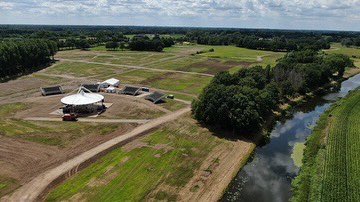 WernvAsseldonk's tweet photo. Wij zijn er klaar voor @BlauweUur 
Wat is het een mooie locatie, onder aan de Keldonkse berg en aan de rand van de Aa. #spectacle #vrijwilligersonmisbaar. #bedanktsponsoren 
@MuziekverenigingOBKErp @erpsekrant  @GemMeierijstad @Erpsebedrijvenkring https://t.co/3dZlcHioQ7