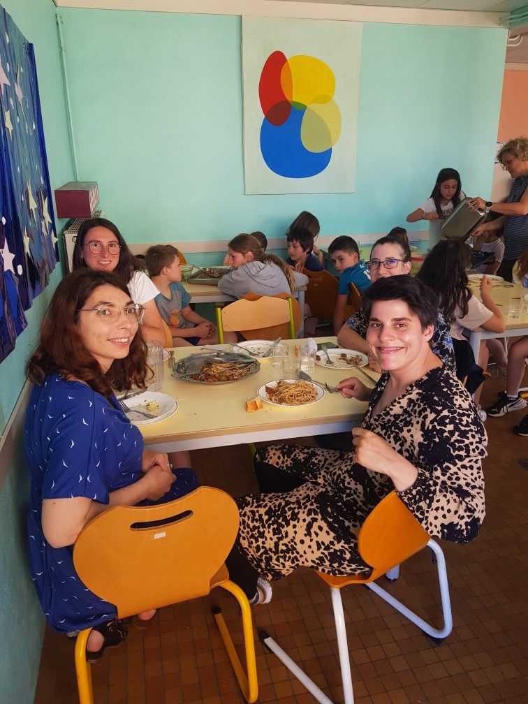 𝗔̀ 𝗹𝗮 𝗱𝗲́𝗰𝗼𝘂𝘃𝗲𝗿𝘁𝗲 𝗱𝗲 𝗹’𝗮𝘂𝘁𝗶𝘀𝗺𝗲 𝗱𝗲̀𝘀 𝗹𝗲 𝗽𝗹𝘂𝘀 𝗷𝗲𝘂𝗻𝗲 𝗮̂𝗴𝗲 !
La Mairie et l’école de Peyrelevade sont une fois de plus des partenaires présents pour la Maison d’Hestia. Grâce à eux, Sophie a partagé un repas avec les enfants et les enseignants.