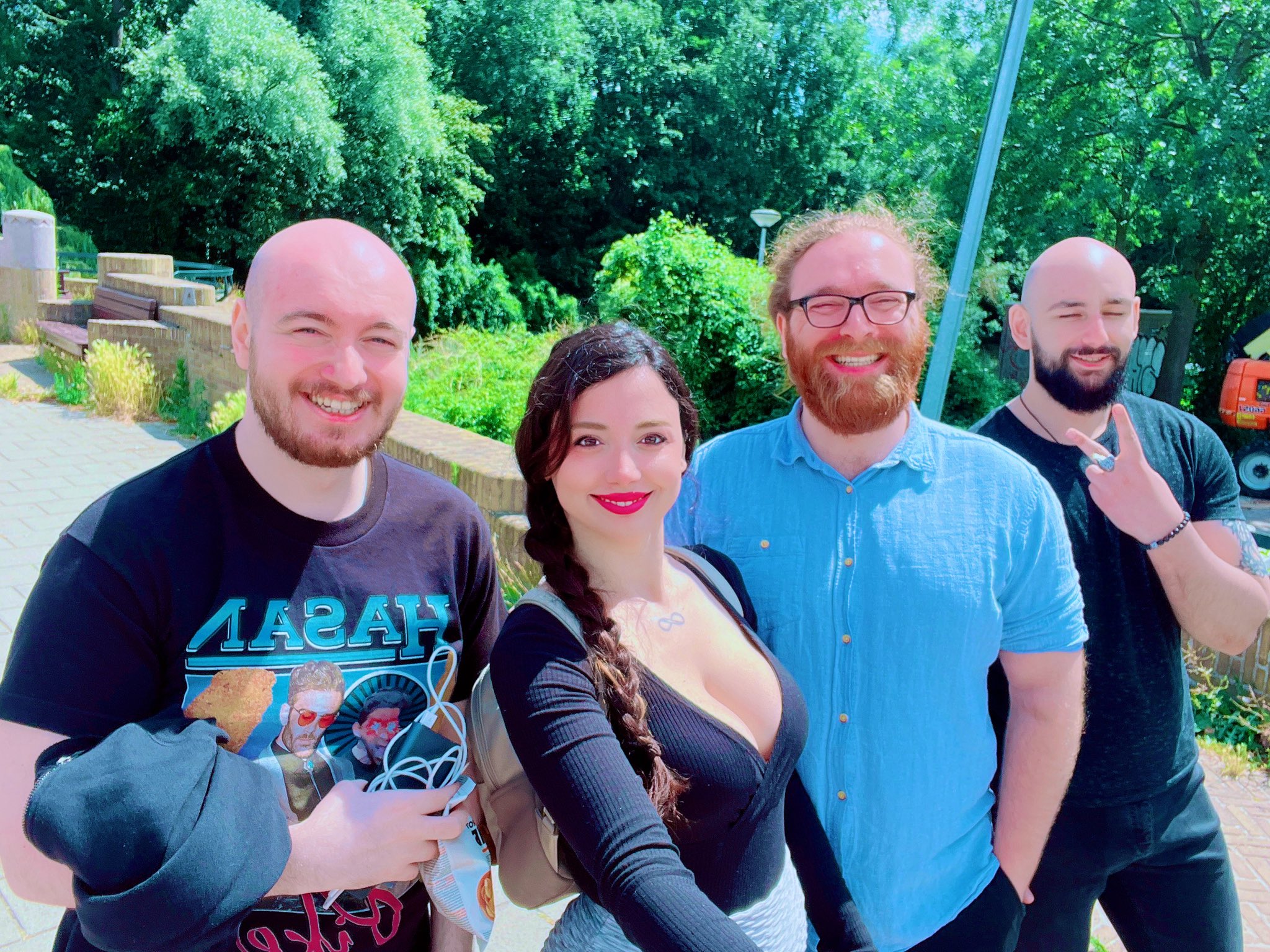 EleeMoon on Twitter "Going to twitchcon badge pickup! Very sunny, My friends are not used to