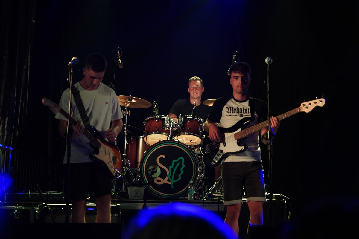 Argazki honen bitartez eskerrak eman nahi ditugu. Alde batetik @skabideantaldea -ri kriston plazerra izan baita zuen musikaz gozatu eta zuekin oholtza partekatzea.

Eskerrak ere <a href="/karmengojaiak/">Karmengo Jaiak</a> berriro ere kaian jotzeko aukera emateagatik eta antolakuntza guztiagatik.